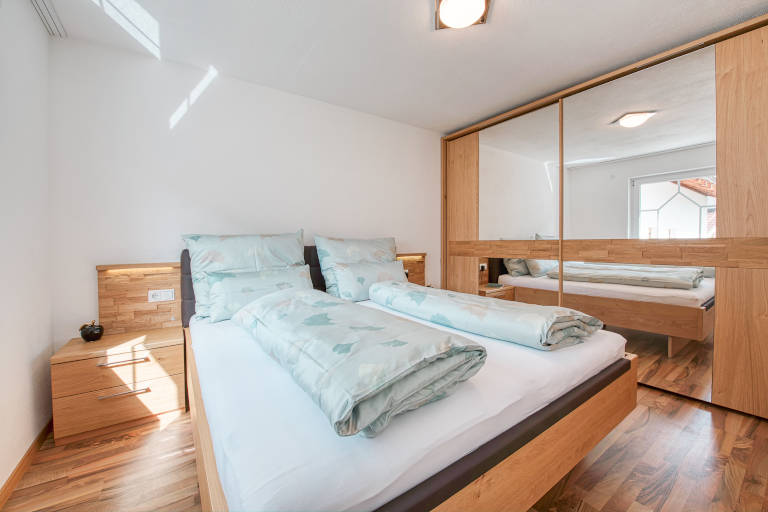 Schlafzimmer mit Doppelbett